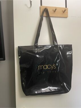 Vintage large Macy’s New York patent leather tote with zip closure , looks